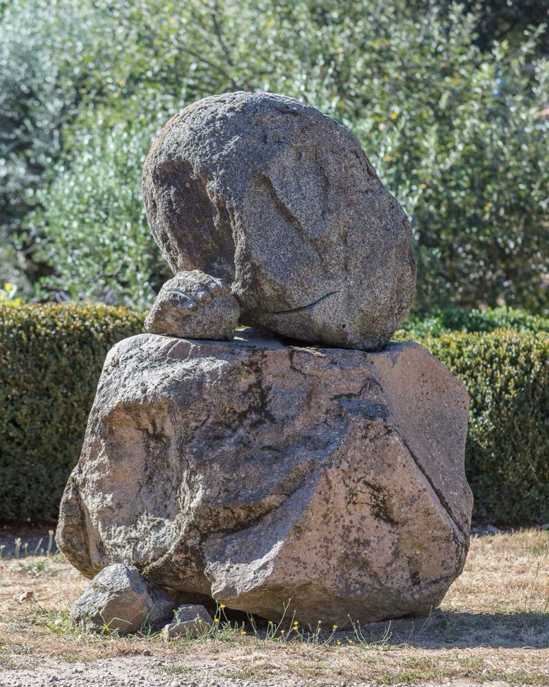 Sculpture en granit dans le jardin