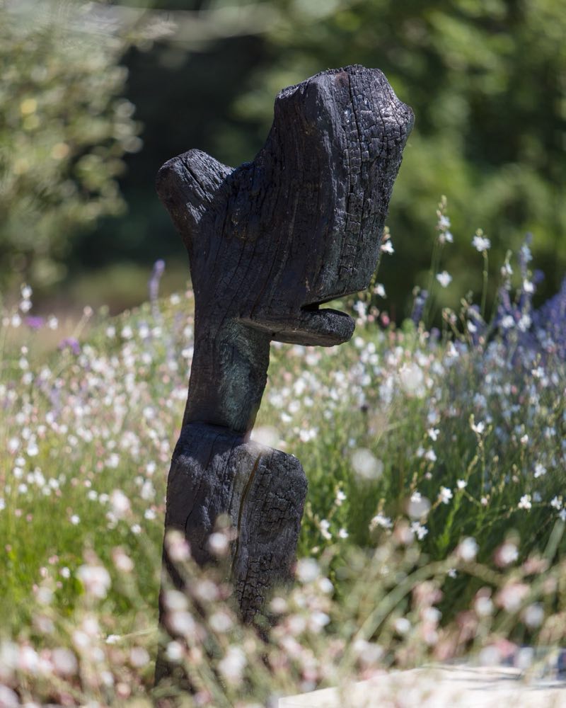 Sculpture en bois brûlé taillé
